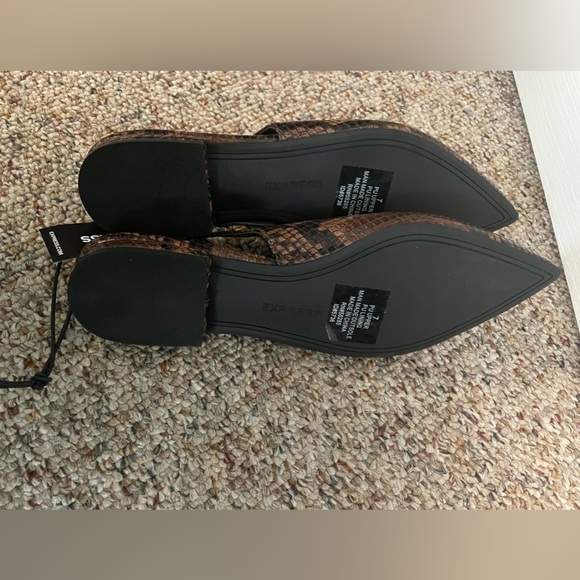 Express snakeskin flats size 7 - Picture 2 of 4